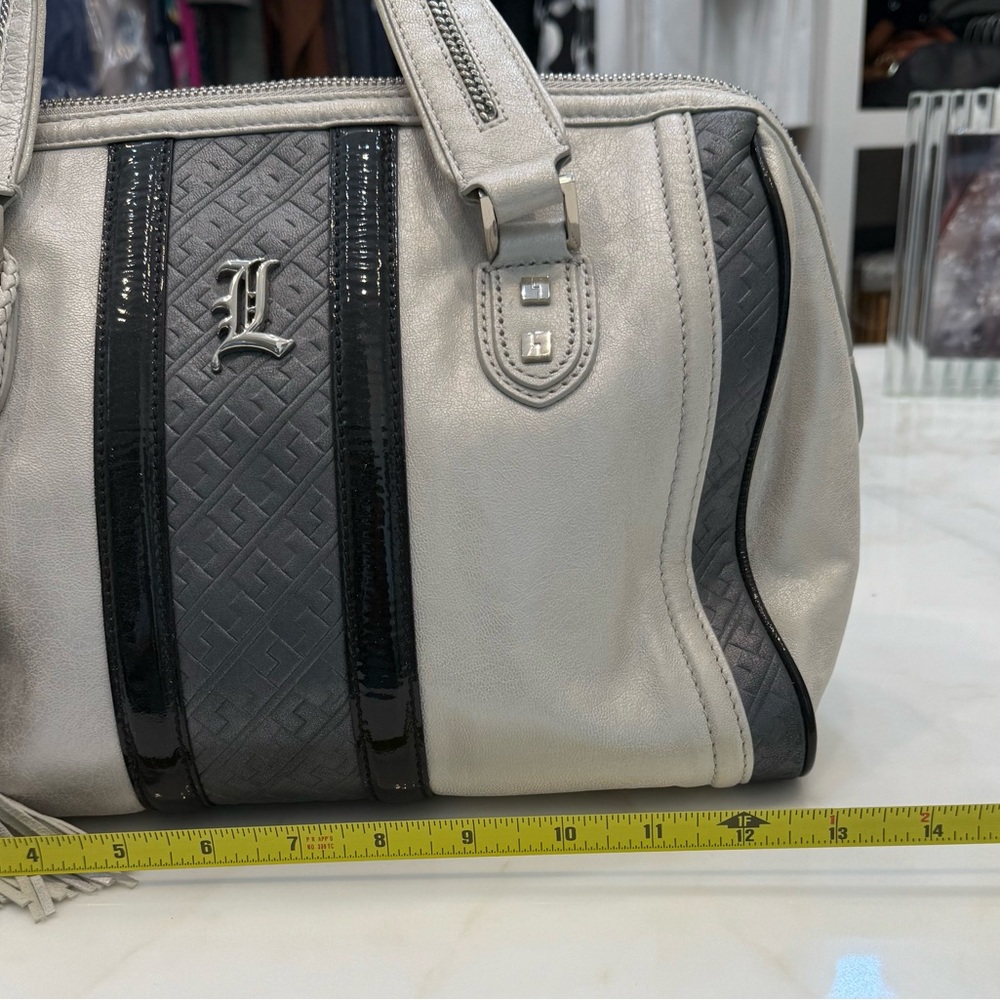 Elegant Oyster White and Gray Designer Handbag - Picture 11 of 12